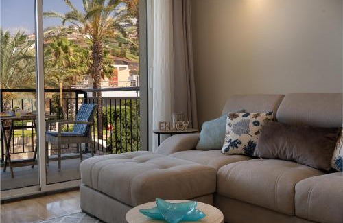 Sao Martinho Apartment | Inviting Oceanfront Escape with Infinity Pool & Sunset Views