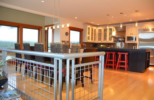 Manson Villa | Relax at Lake Chelan: Infinity Pool & Spa with Stunning Views