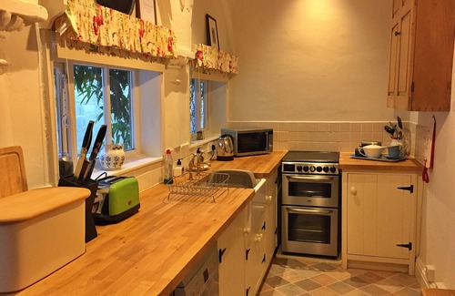 Great Broughton Apartment | Ingleby Manor: Cozy Gun Room with Pet-Friendly Amenities