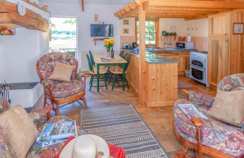 Landshipping House | Family-Friendly Stay at Inglenook Cottage - Pet Welcoming