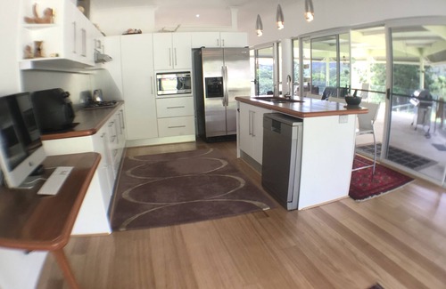 Tallebudgera Valley Bed & Breakfast | Ingleside Stud Farm: Family-Friendly Retreat with Breakfast