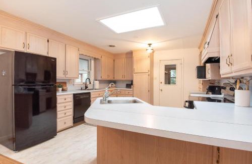 Saint Thomas House | Cozy Inglewood Cottage: Family-Friendly Getaway Awaits