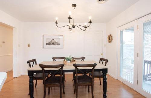 Saint Thomas House | Cozy Inglewood Cottage: Family-Friendly Getaway Awaits