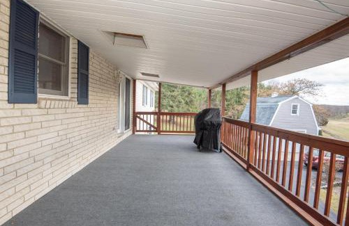 Saint Thomas House | Cozy Inglewood Cottage: Family-Friendly Getaway Awaits