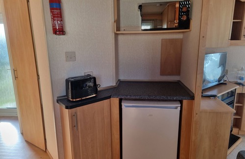 Ingoldmells Apartment | Family-Friendly Coral Beach with Free Wifi and Smart TV