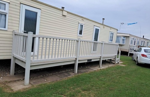 Ingoldmells Apartment | Family-Friendly Coral Beach with Free Wifi and Smart TV