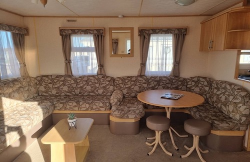 Ingoldmells Apartment | Family-Friendly Coral Beach with Free Wifi and Smart TV
