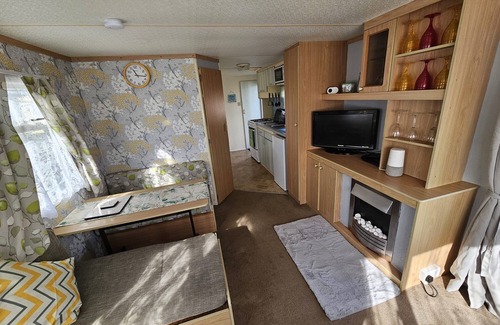 Ingoldmells House | Family-Friendly Honeywell 2-Bed Holiday Home in Ingoldmells