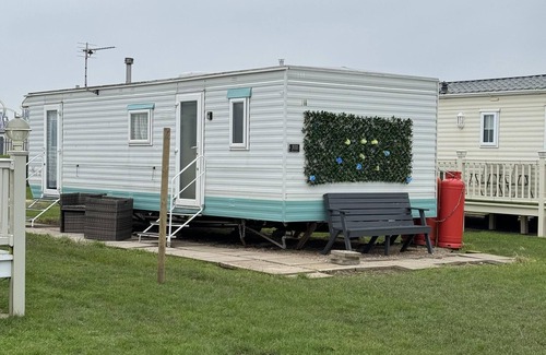 Ingoldmells House | Family-Friendly Honeywell 2-Bed Holiday Home in Ingoldmells