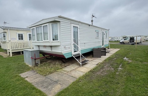 Ingoldmells House | Family-Friendly Honeywell 2-Bed Holiday Home in Ingoldmells