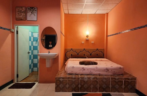 Satun House | Ingpha Room: Family-Friendly Stay with Breakfast Included