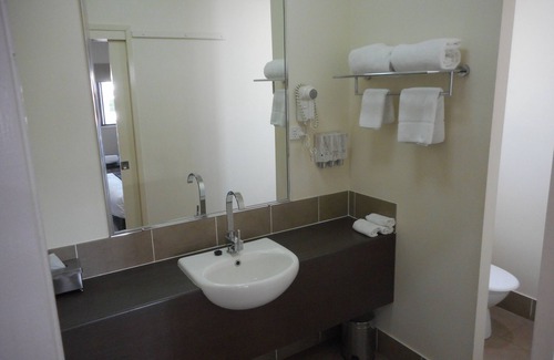 Injune Hotel | Inviting Injune Motor Inn: Rated 9.2 with Family Amenities