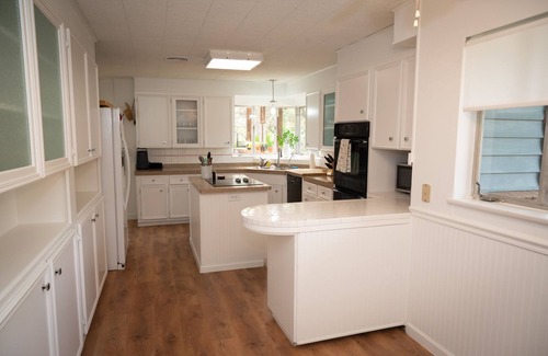 Burnet House | Inks Lake Pet-Friendly Home with Ocean View & Breakfast