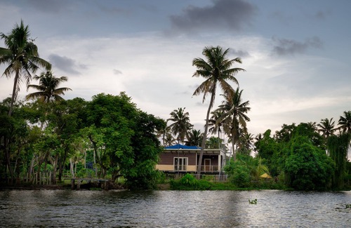 Kuthiathode House | Reconnect with Nature at Inland Island - Family-Friendly Stay