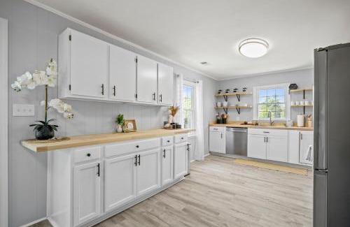Garden City House | Discover Inlet Paradise: Family-Friendly with Breakfast