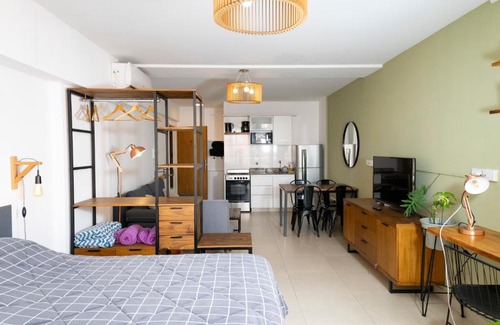 Buenos Aires Central Business District Apartment | Modern High-Rise in Central Buenos Aires with Pool & Hot Tub