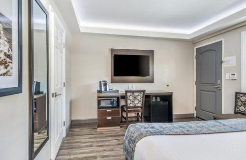 East Village Hotel | Inviting Inn at 50 - Near Long Beach Convention Center