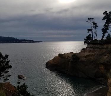 Depoe Bay Hotel | Oceanfront Inn at Arch Rock: Guest Rated 8.7/10