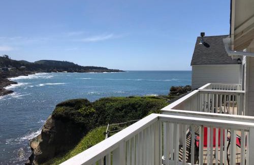 Depoe Bay Hotel | Oceanfront Inn at Arch Rock: Guest Rated 8.7/10