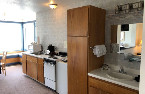 Depoe Bay Hotel | Discover Inn at Arch Rock: Guest Rated 9.4 with Dining