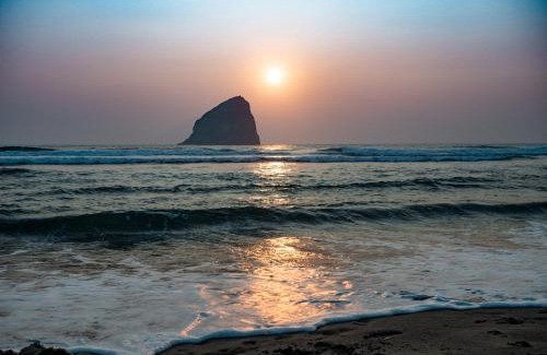 Pacific City Hotel | Pet-Friendly Inn at Cape Kiwanda with Pool & Hot Tub