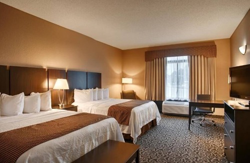 Kinder Hotel | Discover Inn at Coushatta: Family-Friendly with Pool & Breakfast