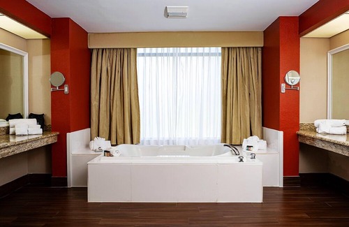 Kinder Hotel | Discover Inn at Coushatta: Family-Friendly with Pool & Breakfast
