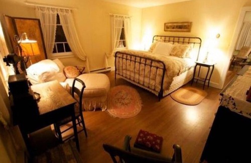 Pomfret Bed & Breakfast | Cozy Inn at Fox Hill Farm: Pet Friendly & Child Welcoming
