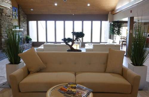 Osage Beach Hotel | Relax at Inn at Grand Glaize with Pool and Spa Amenities