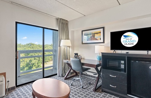 Osage Beach Hotel | Relax at Inn at Grand Glaize with Pool and Spa Amenities