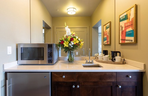 Lynden Hotel | Inn At Lynden: Guest Rated 9.8 with Pool & Dining Options