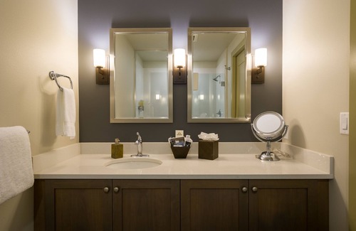 Lynden Hotel | Inn At Lynden: Guest Rated 9.8 with Pool & Dining Options
