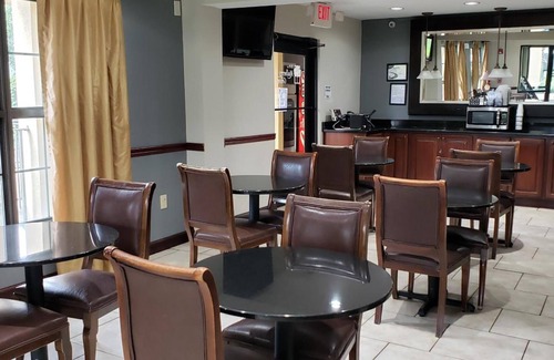Port Wentworth Hotel | Cozy Inn at Mulberry Grove: Family-Friendly Amenities Await