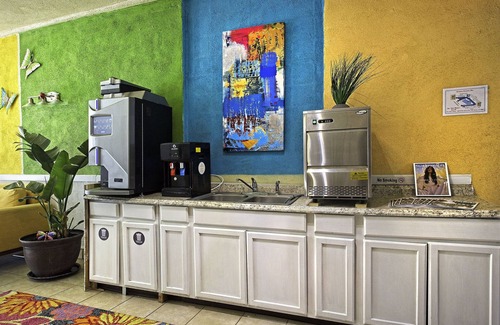 Chino Canyon Hotel | Stylish Inn at Palm Springs with Pool and Family Amenities