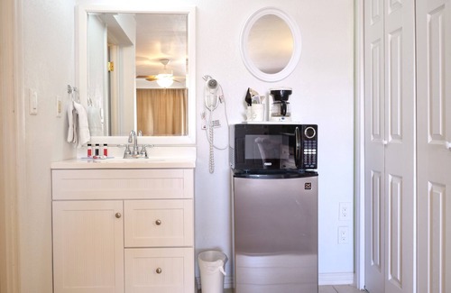 Chino Canyon Hotel | Stylish Inn at Palm Springs with Pool and Family Amenities