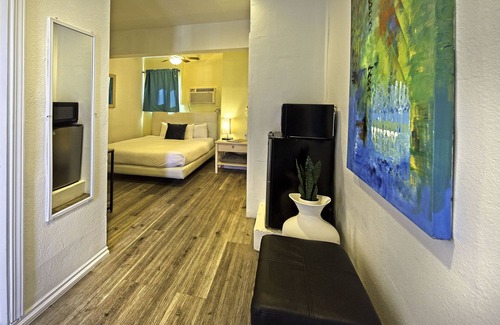 Chino Canyon Hotel | Stylish Inn at Palm Springs with Pool and Family Amenities