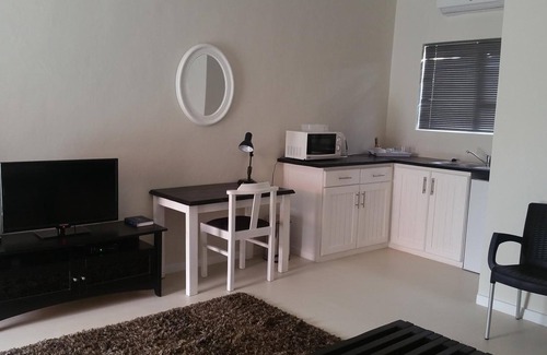 De Aar Bed & Breakfast | Exceptional Inn Excellence B&B with Pool and Breakfast