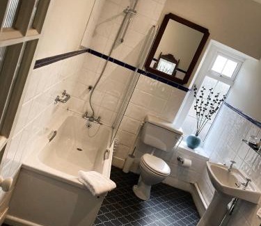 Windrush Hotel | Guest Rated: Inn for All Seasons with Pet-Friendly Amenities