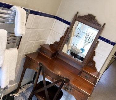 Windrush Hotel | Guest Rated: Inn for All Seasons with Pet-Friendly Amenities