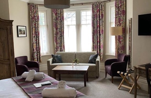 Canford Cliffs Hotel | Pet-Friendly Inn in the Park with Family Amenities