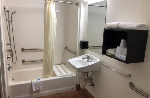 East Village Hotel | Comfortable Stay at Inn Of Long Beach with Pool & Breakfast