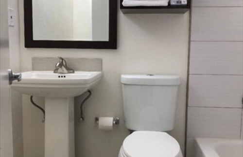 East Village Hotel | Comfortable Stay at Inn Of Long Beach with Pool & Breakfast