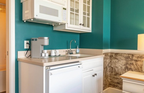 Central Business District Hotel | Top-Rated Inn on Broadway with Family-Friendly Amenities
