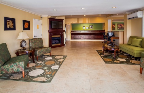 Mansfield Center Hotel | Inviting Inn on Storrs: Family-Friendly with Pool & Spa