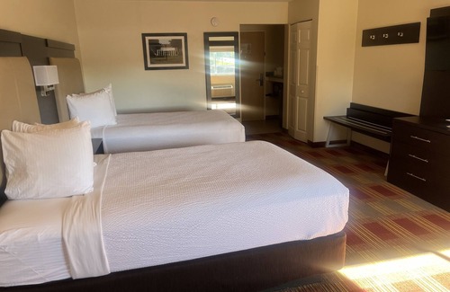 Mansfield Center Hotel | Inviting Inn on Storrs: Family-Friendly with Pool & Spa