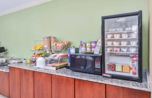 Mansfield Center Hotel | Inviting Inn on Storrs: Family-Friendly with Pool & Spa