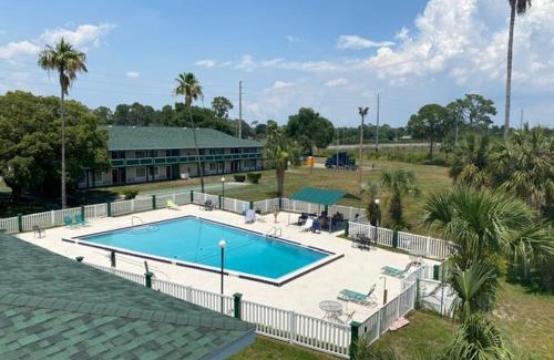 Tavares Hotel | Pet-Friendly Inn On The Green with Oceanfront Views
