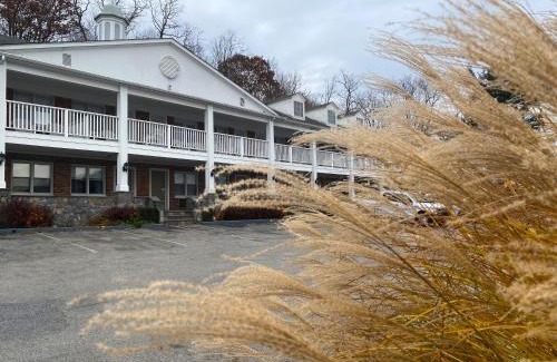 Peekskill Hotel | Pet-Friendly Inn on the Hudson with Oceanfront Views