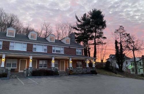 Peekskill Hotel | Pet-Friendly Inn on the Hudson with Oceanfront Views