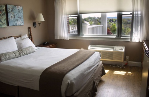 Peekskill Hotel | Cozy Retreat at Inn on the Hudson with Spa & Dining